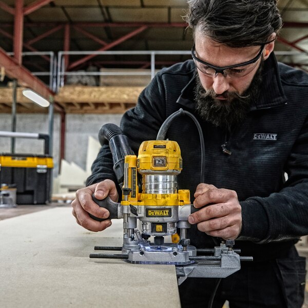 DÉFONCEUSE ET AFFLEUREUSE Ø8MM - 900W, Debrico, magasin de matériaux de construction sur Bruxelles